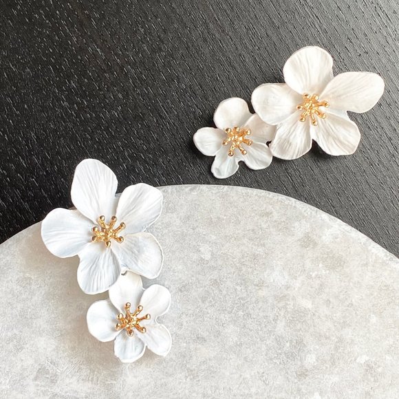 Jewelry - NEW Flower stud earrings in matte white